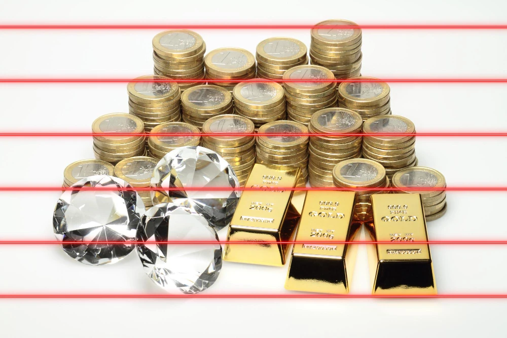 Altın fiyatı ile pırlanta fiyatı ilişkisi — altın külçeleri, euro madeni para yığınları ve pırlantaların piyasa grafiği üzerinde değer karşılaştırması