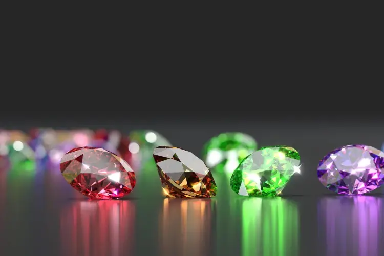 Fancy color pırlanta &ccedil;eşitleri &mdash; kırmızı, sarı, yeşil, mor renkli pırlantaların sıralı koleksiyon sergilemesi